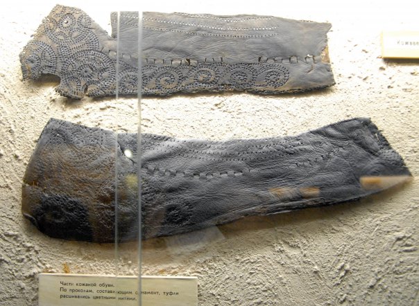 Кожаные туфли XIII в., вероятно вышитые цветными нитками. Новгородский государственный музей-заповедник