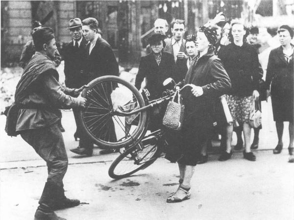 Отбирал ли советский солдат велосипед у немки?