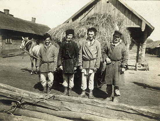 Крестьяне-белорусы в дорожных костюмах. Фото нач. XX века